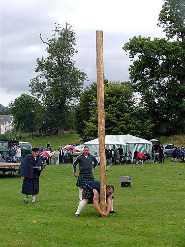 Killin's Stuart Anderson tossing the caber