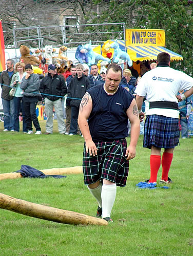 Killin's Stuart Anderson tossing the caber