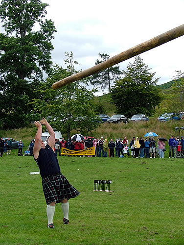 Killin's Stuart Anderson tossing the caber